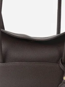 Sac à main marron en cuir avec poignées et rabat, style élégant pour le travail et le quotidien.