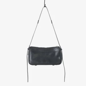 Vue détaillée du sac bandoulière en cuir noir avec texture, fermeture éclair et lanière.