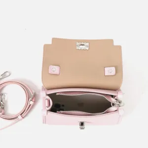Sac bandoulière en cuir rose pour femme avec fermeture métallique et détail zippé.