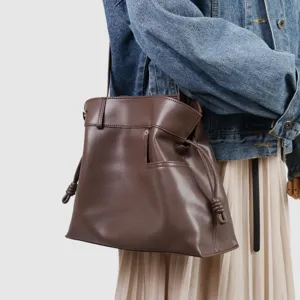Sac bandoulière hobo en cuir marron avec pochette pliée élégante et cordon de serrage sécurisé.