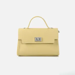 Élégante sac bandoulière en cuir jaune beurre poignée supérieure pour femmes design chic et mode.