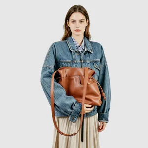 Détail sac porté épaule hobo en cuir souple marron, design élégant bourse cordon pour usage quotidien.