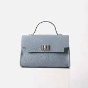Vue détaillée du sac à main élégant en cuir bleu clair avec fermoir en métal argenté.