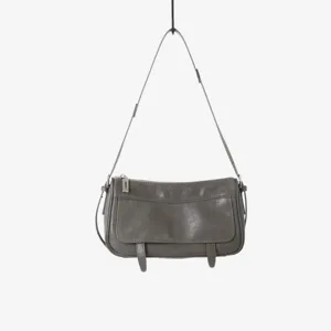Vue détaillée du sac à bandoulière en cuir gris vintage avec rabat et doubles sangles.