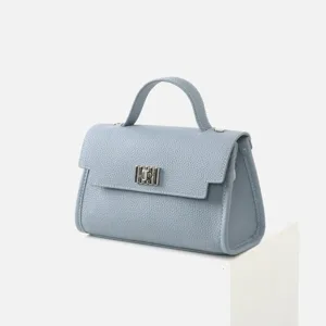Sac à main bleu clair en cuir détail montrant la texture premium et le verrou métallique fin.