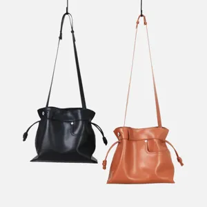 Sac à épaule hobo en cuir souple avec fermeture à cordon et détails de nœuds chics pour femmes.