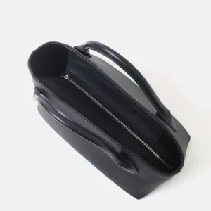 Detail de sac a main en cuir noir, cabas elegant en vachette pour le travail quotidien.