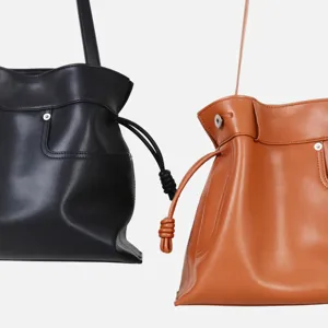 Sac bandoulière hobo en cuir souple avec cordon de serrage et détail de nœud pour femmes.