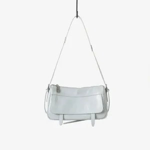 Sac porté épaule rétro en cuir tannage végétal gris clair détail, sac sous bras minimaliste.