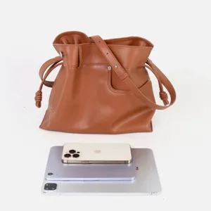 Sac seau en cuir marron vue de détail, montrant une matière souple et une grande capacité.