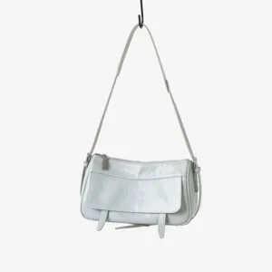 Sac bandouliere retro en cuir sous les aisselles vue detaillee design a rabat minimaliste