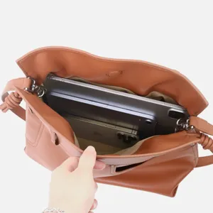 Vue détaillée de l'intérieur du sac porté épaule hobo en cuir souple marron grand espace.