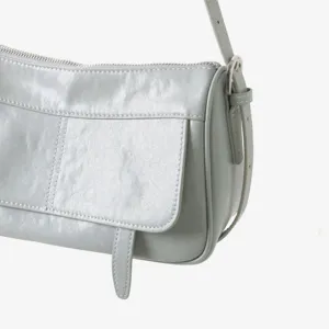 Gros plan detail de sac epaule en cuir gris avec rabat et boucle metalique elegante.