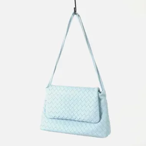 Sac à bandoulière en cuir tressé bleu clair, vue détaillée du design à rabat tissé.