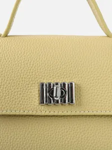 Sac bandoulière jaune en cuir véritable vue détail, design de serrure chic, élégant sac de femme.