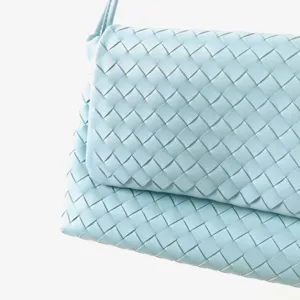 Sac à rabat bandoulière tissé en cuir bleu clair au design intrecciato classique.