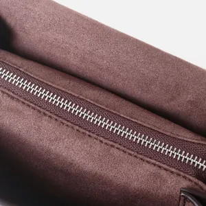 Primer plano de los detalles del bolso de cuero genuino, piel suave marrón con cremallera.