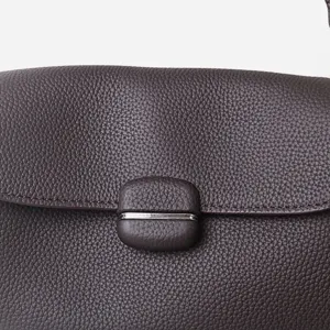 Vista detallada del bolso de hombro para mujer en cuero genuino marrón con cierre metálico.