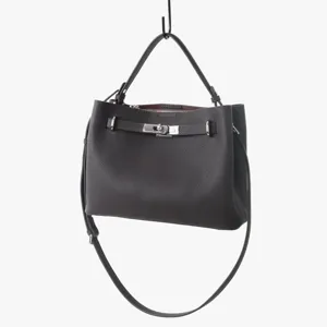 Sac cabas en cuir véritable pour femme, élégant sac bandoulière marron avec fermoir.