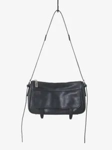 Sac à épaule vintage en cuir noir pour femme, élégant sac sous les bras à rabat chic.