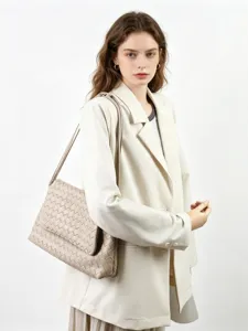 Élégant sac bandoulière en cuir tissé beige pour femme, design à rabat chic au quotidien.