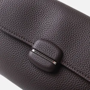 Bolso de mujer de cuero graneado marrón oscuro detalle suave elegante accesorio
