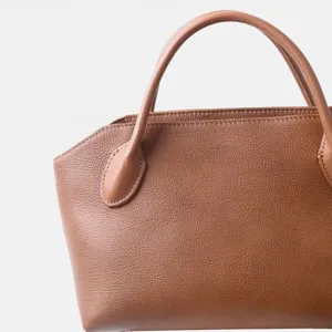 Sac à main en cuir marron vue détaillée, cabas élégant en cuir de vachette pour femmes.