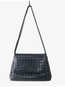 Sac à aisselle rabat tissé en cuir noir, élégant sac à bandoulière classique pour femme.