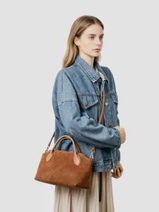 Sac à main et bandoulière en cuir daim marron classique, cabas vintage minimaliste.