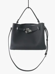 Sac cabas bandoulière en cuir noir pour femme, sac à main porté épaule avec fermoir tournant métal.