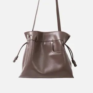 Sac porté épaule hobo en cuir souple marron foncé avec fermeture par lien et lanière.