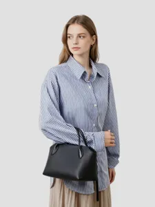 Sac à main classique en cuir noir avec poignée, design rétro pour les trajets quotidiens.