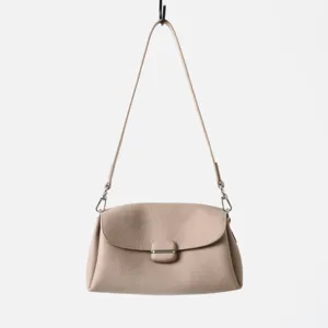 Vista detallada de bolso de hombro para mujer en cuero vacuno suave y genuino elegante.