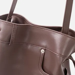 Vue détaillée d'un sac porté épaule hobo en cuir marron avec coutures soignées.
