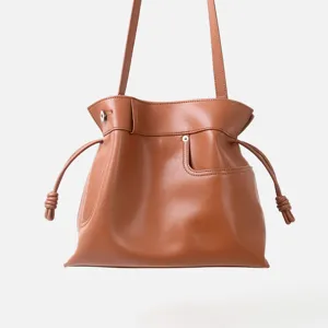Sac épaule en cuir marron avec liens coulissants élégants, design souple, sac hobo seau.