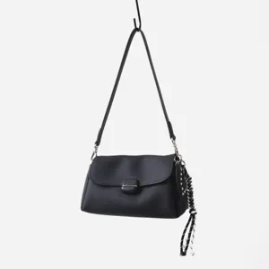 Bolso de hombro de cuero genuino negro detalle, bolso suave con dije trenzado