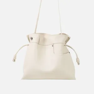 Vue détaillée du sac porté épaule souple blanc cassé avec élégants nœuds de cordon.