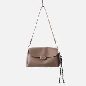 Vista detallada del bolso de hombro de cuero taupe con textura suave y elegante cierre metálico.