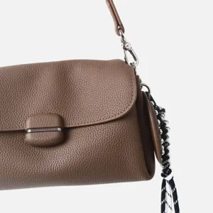 Bolso de hombro marrón de cuero genuino para mujer, elegante bolso cruzado con detalle tejido.