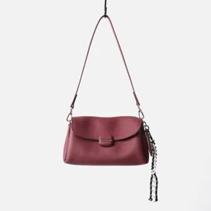 Vista detallada del bolso de hombro de cuero auténtico suave con un elegante acabado tinto.