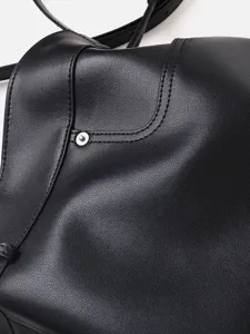 Sac porté épaule hobo en cuir souple noir vue principale, élégant sac seau avec coutures.