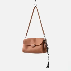 Bolso de hombro de cuero marrón para mujer, bolso suave de piel de vaca con colgante.
