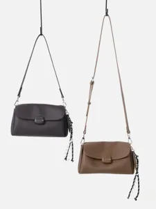 Bolso bandolera de piel auténtica suave con cierre de solapa y colgante trenzado.