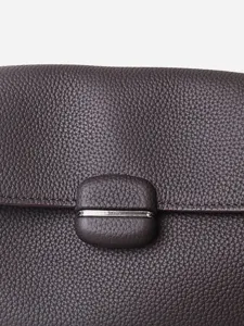 Bolso bandolera de mujer de cuero marrón auténtico piel suave detalle primer plano principal