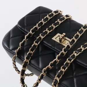 Sac bandoulière matelassé en cuir noir avec élégante chaîne dorée et fermoir en métal.