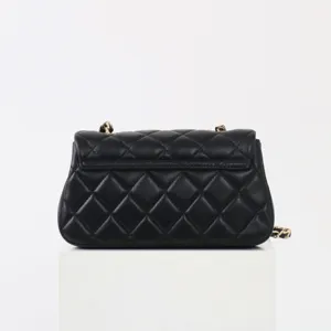Sac bandoulière matelassé en cuir noir avec chaîne, sac à main à rabat classique pour femmes.