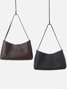 Sac porté épaule hobo en cuir véritable pour femmes, sac a main chic et minimaliste.