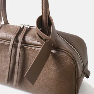 Bolso de bolera elegante de cuero genuino, bolso de mano Boston marrón con asas.