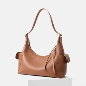 Vista detallada del bolso de hombro hobo de cuero marrón con cremallera y bolsillos.