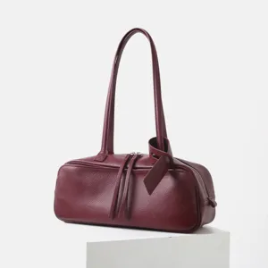 Bolso de hombro bowling de cuero, piel de vacuno burdeos, vista detallada con asa.